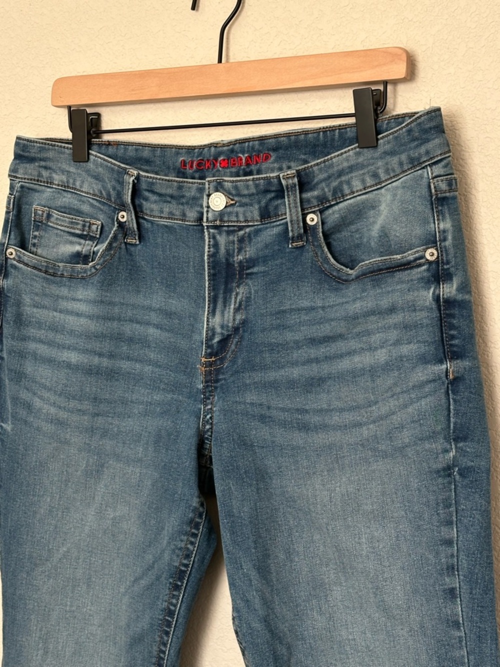 Lucky Brand‎ Low Rise Flare Jeans Medium Wash Size 32 - Picture 4 of 9